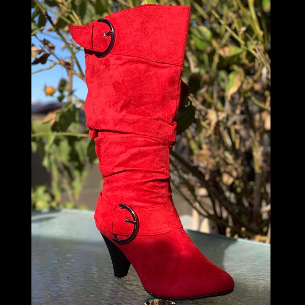 WMN•11•New• Red Faux Suede Boots